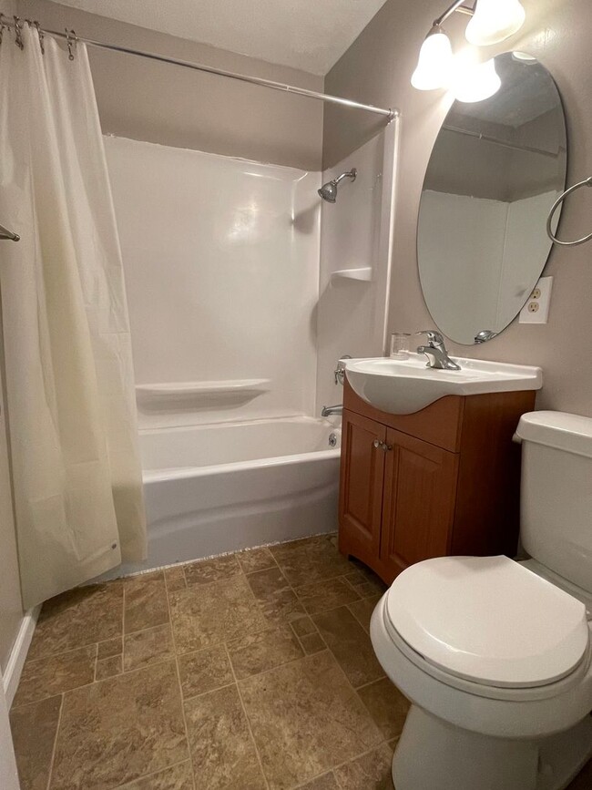 Building Photo - Great Location, Clean 2 bedroom