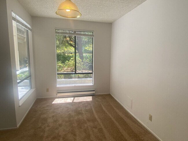 Building Photo - $500 MOVE IN SPECIAL!! One Bedroom Condo A...