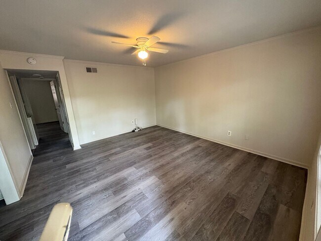Building Photo - 2 Bedroom 1 Bath Apartment Close to Campus! Available Now!