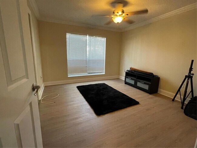 Building Photo - 9481 Highland Oak Dr