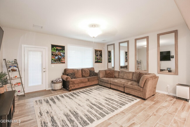 Building Photo - 10716 Drew Pearson Dr