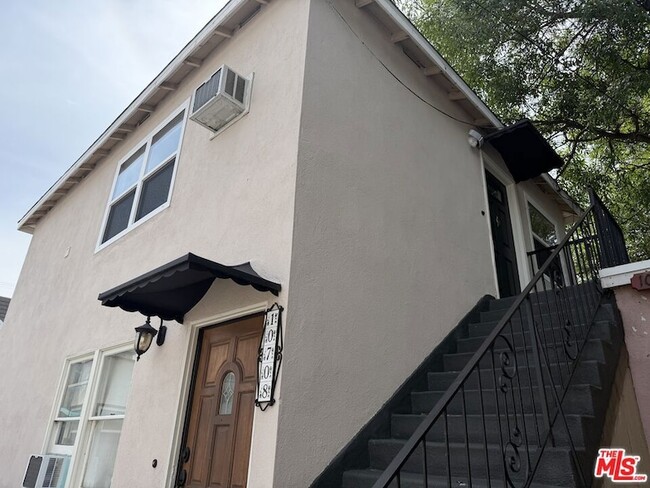 Building Photo - 10708 1/2 Moorpark Street Unit