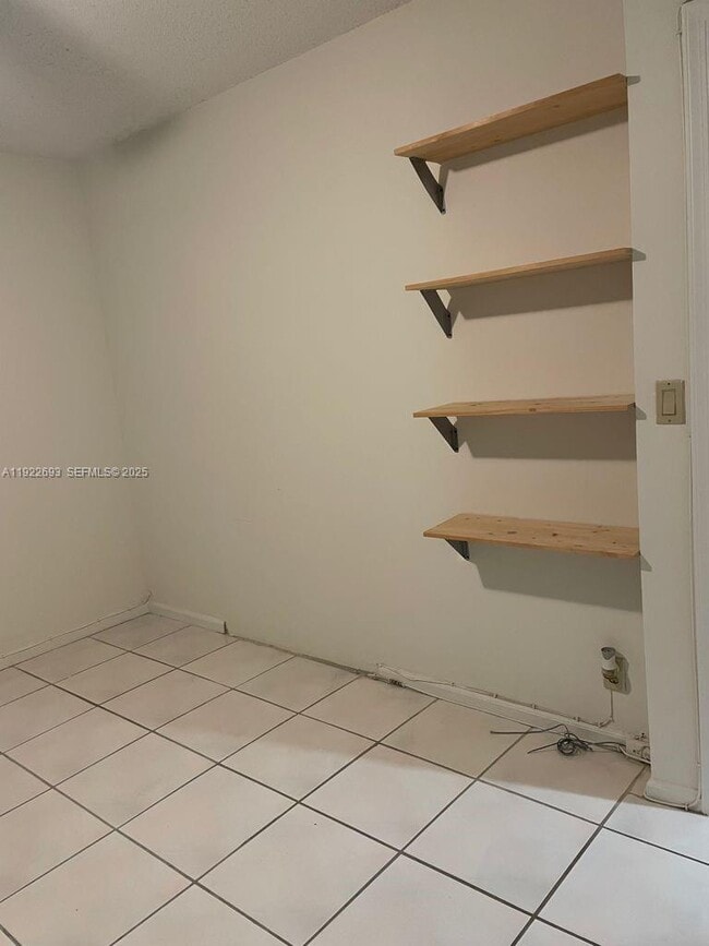 Building Photo - 3141 N Palm Aire Dr