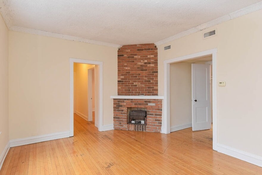 Building Photo - 3626 N Racine Ave