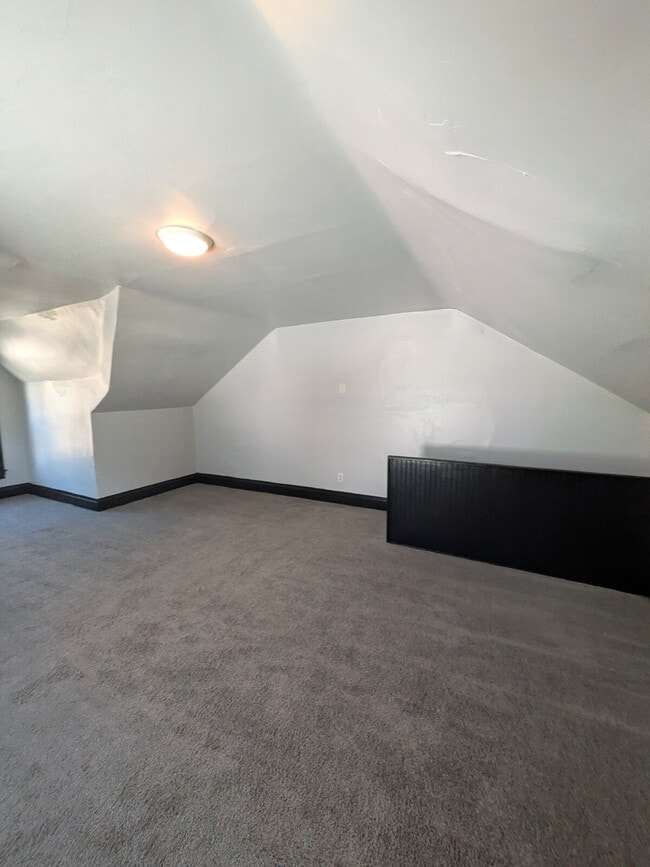 Building Photo - Newly Updated 3 bedroom in Carrick! Section 8 is considered