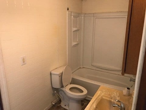 Building Photo - 2 Bedroom, 1 bath apartment in a duplex