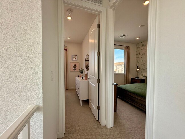 Building Photo - FULLY FURNISHED 3 BED 2.5 BATH 2 CAR GARAG...