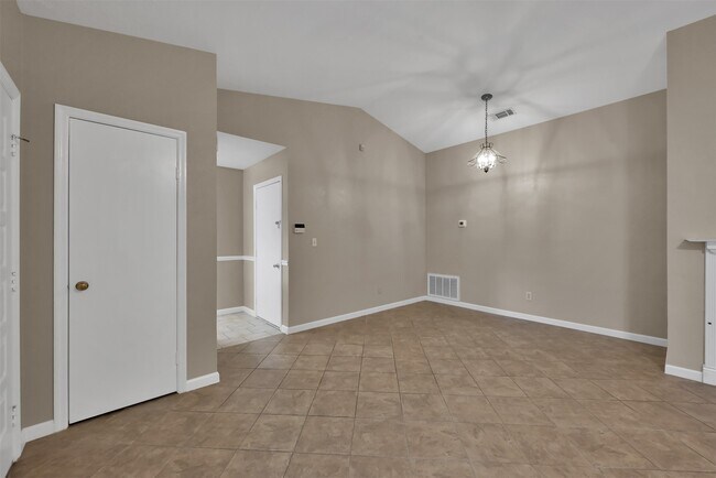 Building Photo - 93 W High Oaks Cir