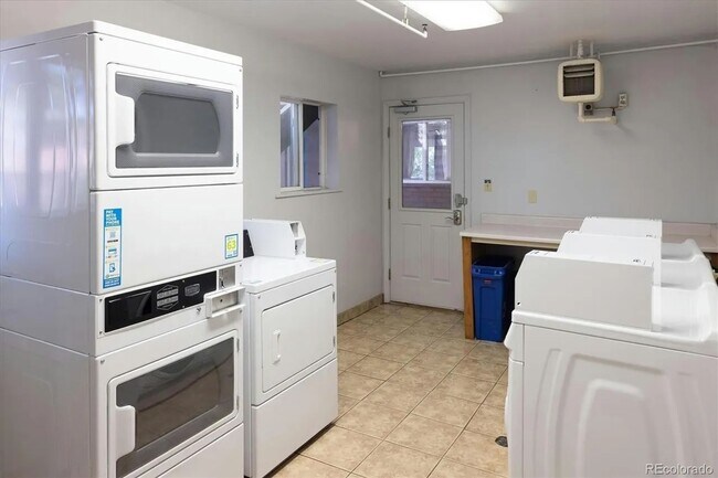 Building Photo - One Bedroom Condo Walking Distance to CU with Fenced Backyard and Flatiron Views!