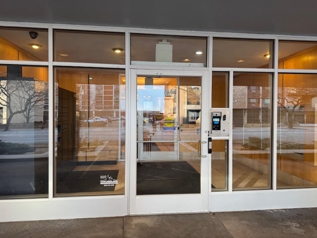 Building Photo - 6118 N Sheridan Rd