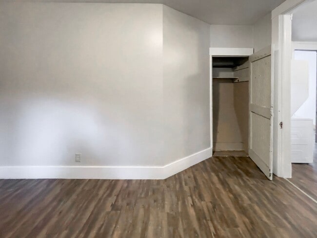 Building Photo - 700 W Powers St