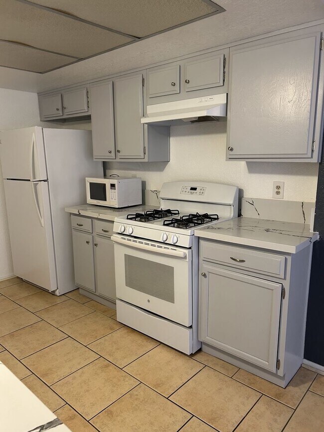 Building Photo - 3 bedroom 3 bath home