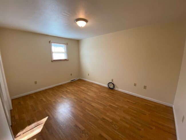 Building Photo - 124 Karen Way