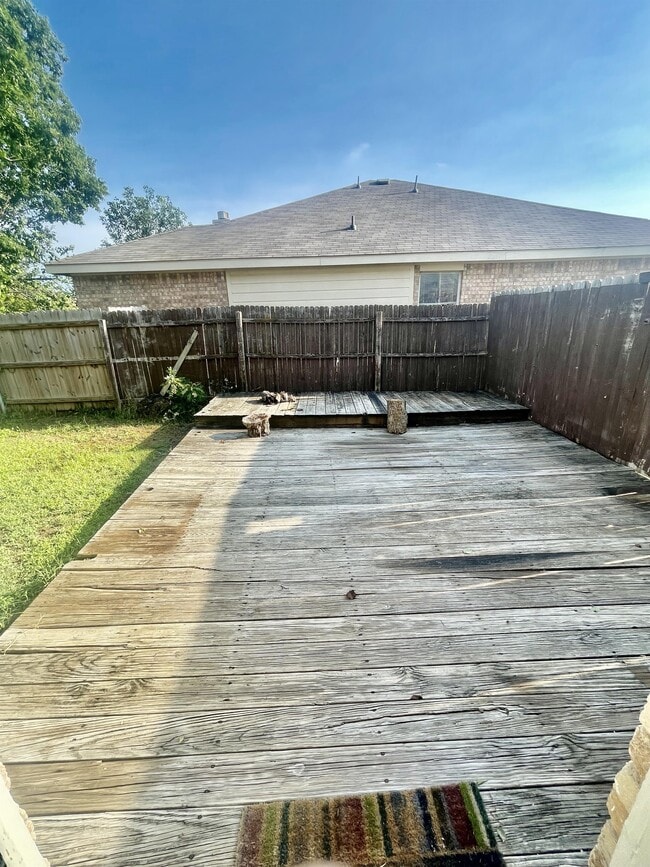 Building Photo - 909 NW Summercrest Blvd