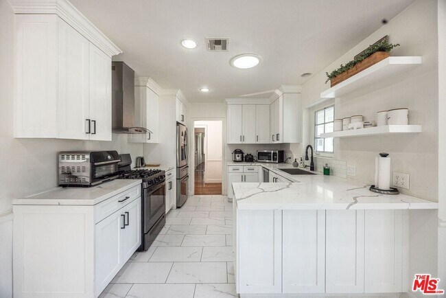 Building Photo - 12508 Sarah St