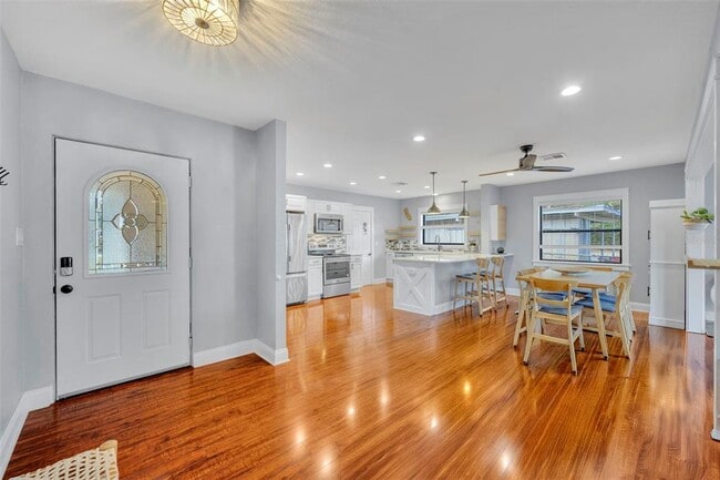 Building Photo - 1081 Lake Weldona Dr