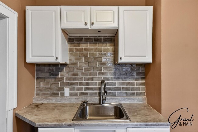 Building Photo - $1550 4 bedrooms