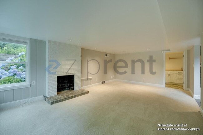 Building Photo - 4522 NE 54th St