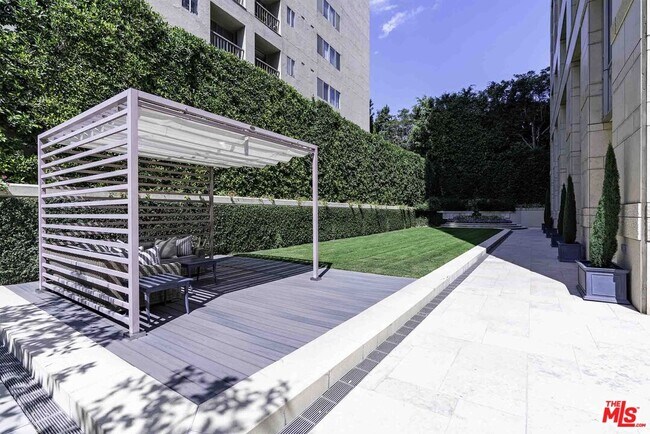 Building Photo - 10727 Wilshire Blvd