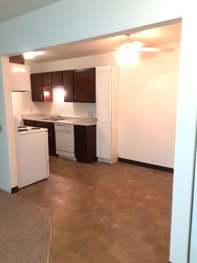 Building Photo - Lower 2 Bedroom with Patio - Optional Garage