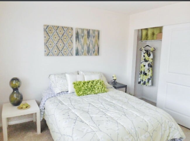 Building Photo - Amazing location with private yard space