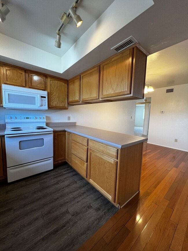 Building Photo - Upstairs Three Bedroom Condo ~ N. Prescott