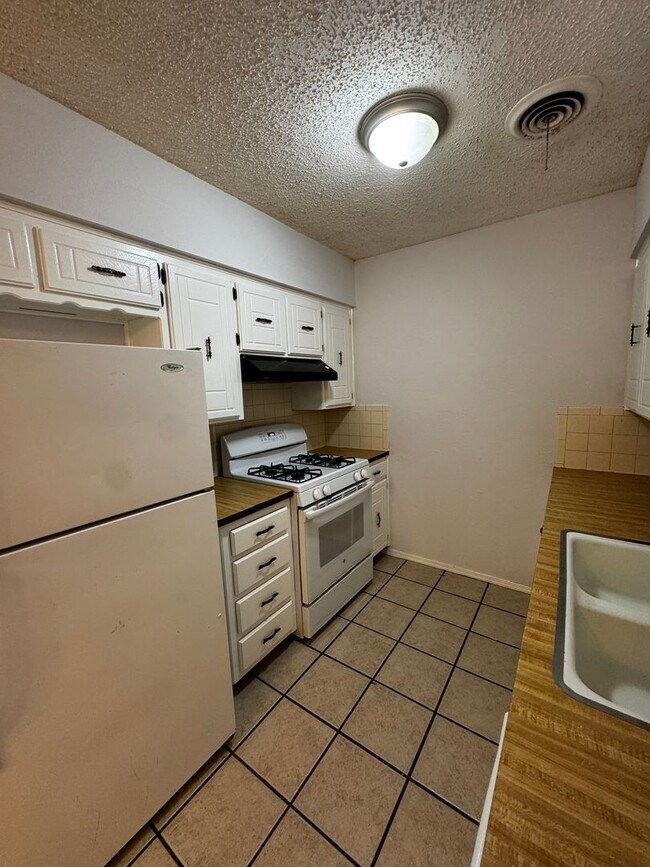 Building Photo - Redone Duplex spacious 2bedrrom 1 bathroom Hospital District