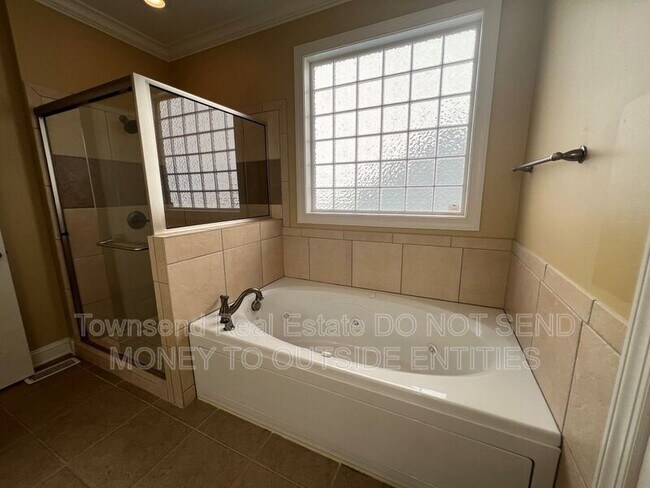 Building Photo - 2210 Westdale Dr