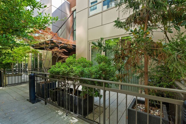 Building Photo - Pearl District Townhome