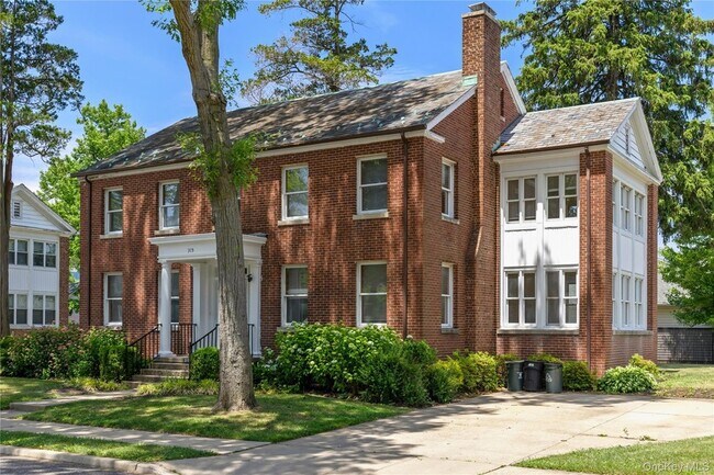 Building Photo - 315 Ellington Ave E