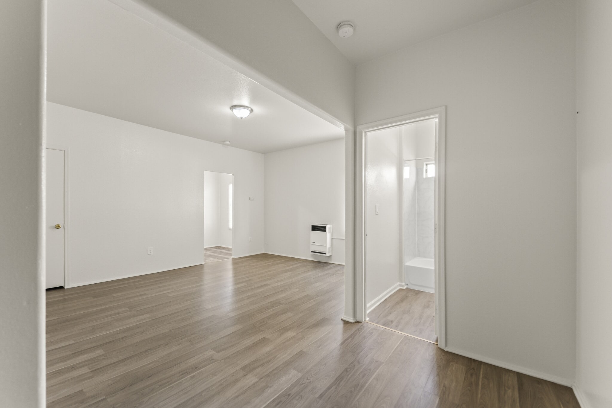 Building Photo - 842 W 83rd St