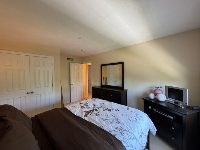 Building Photo - Updated Two-Bedroom Corner Townhouse in Lo...