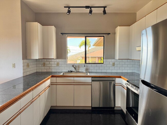 Building Photo - Pet friendly & Spacious - 3 Bedroom / 2 Ba...