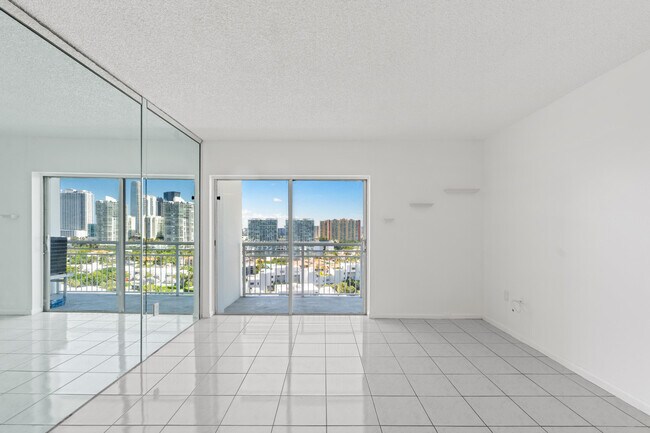Building Photo - 400 Kings Point Dr