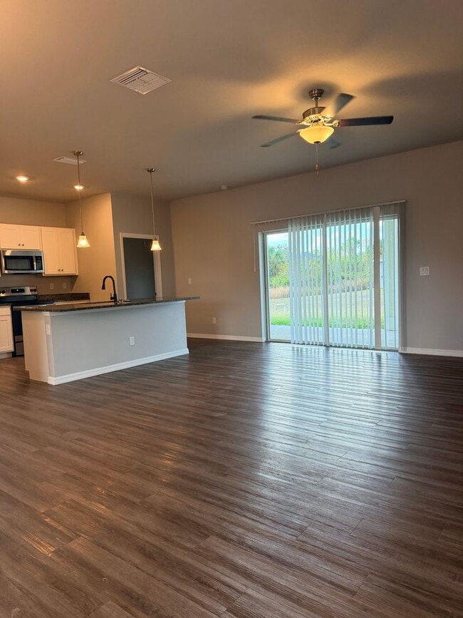 Building Photo - 3 bedrooms and 2 baths! FRESHLY RENOVATED!