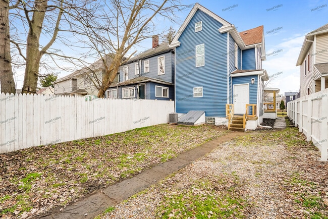 Building Photo - 148 W Park Ave