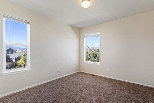 Building Photo - Spacious End-Unit Townhome with Greenbelt Views and Detached 2-Car Garage