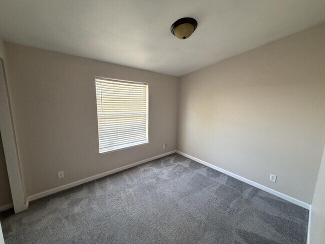 Building Photo - Country Living in this 4x2 Home