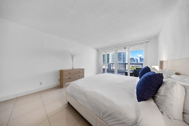 Building Photo - 1717 N Bayshore Dr