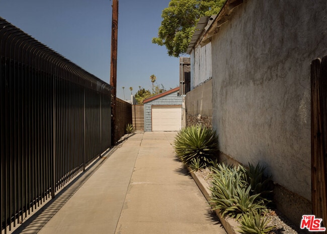 Building Photo - 2606 W Ave 30