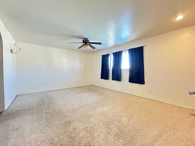 Building Photo - 4 Bedroom, 2 Bathroom Updated home with Pool!