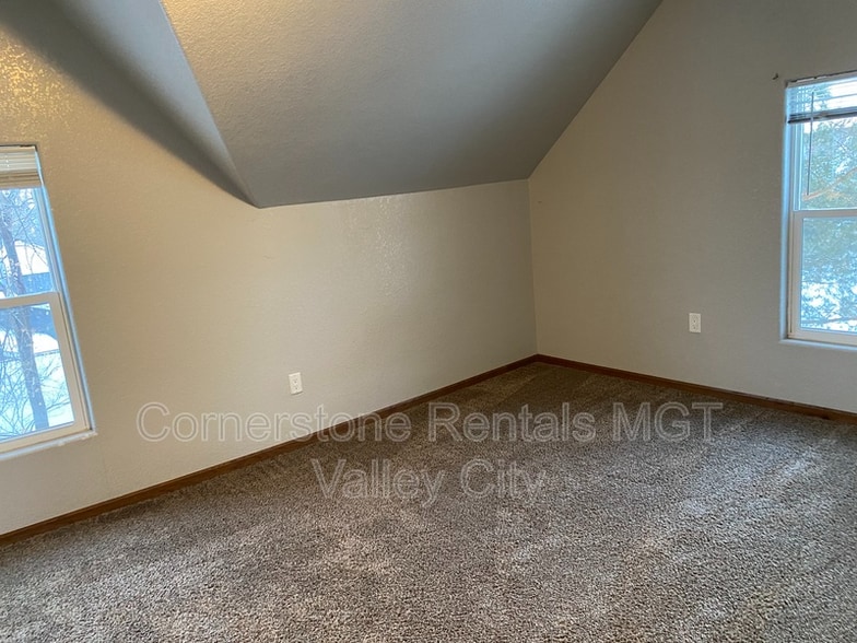 Building Photo - 642 2nd Ave NW