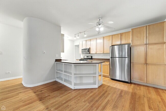 Building Photo - 1535 N Wicker Park Ave