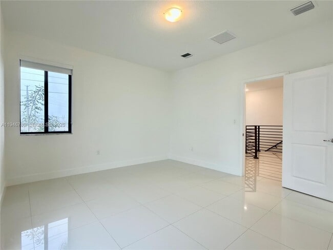 Building Photo - 404 SW 91st Ct