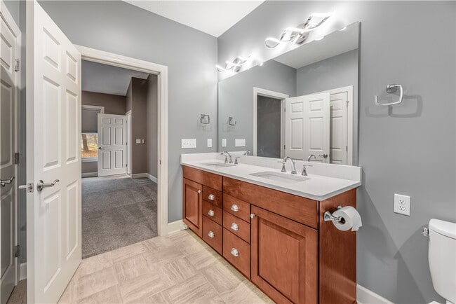Building Photo - 1352 Creeks Edge Dr