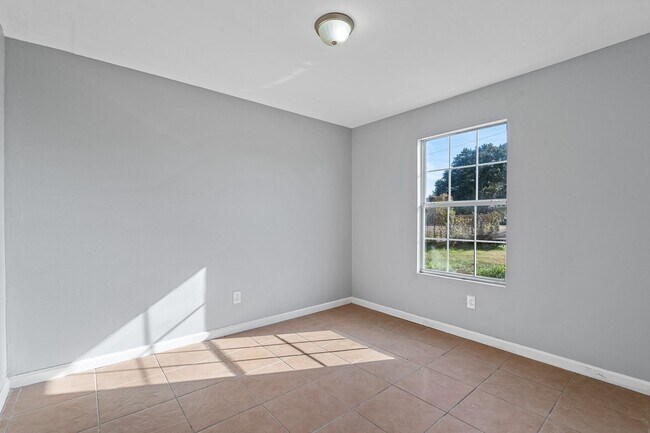 Building Photo - 1820 E Texas St