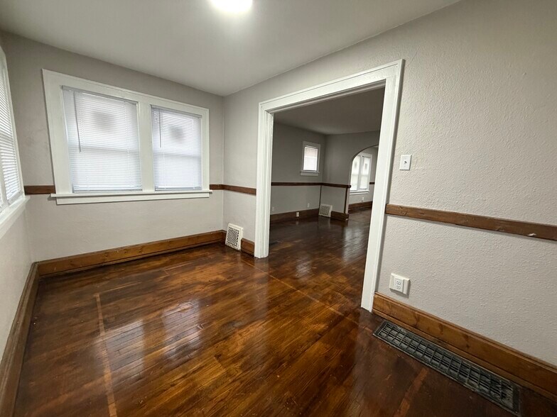 Building Photo - 317 E Irvington Ave