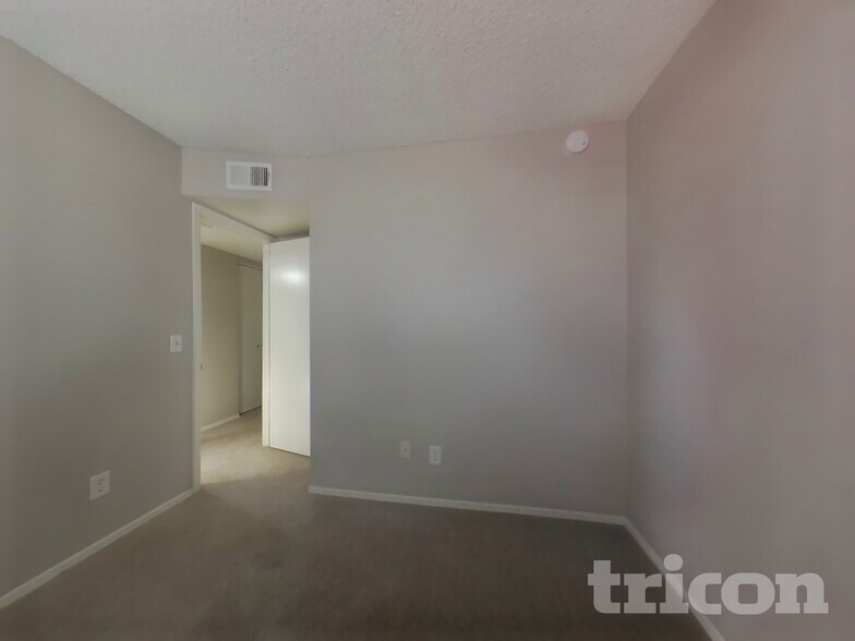 Building Photo - 1406 E Kerry Ln