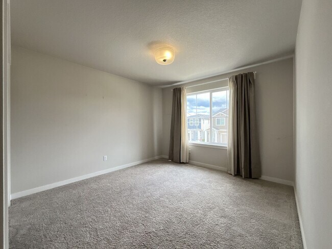Building Photo - Stunning 2024 Built 5BR Home with Main-Level Suite, EV Charger & Covered Patio Near River Terrace
