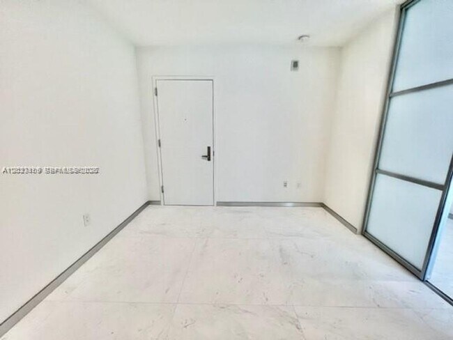 Building Photo - 16901 Collins Ave